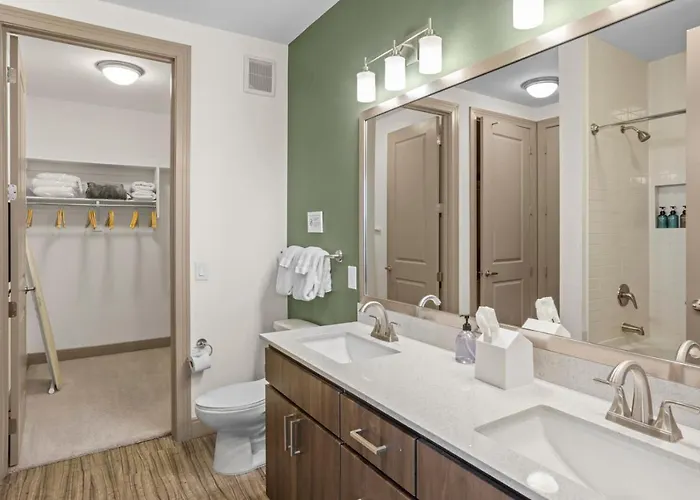 Modern Town Waterfront Cozysuites Paradise 07 Apartment